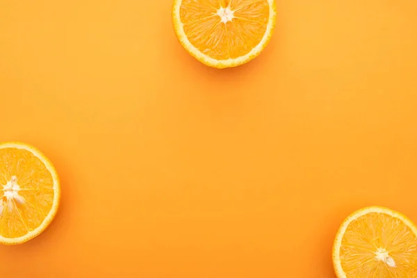 彩色背景上多汁橙片的顶部视图 — 图库照片
