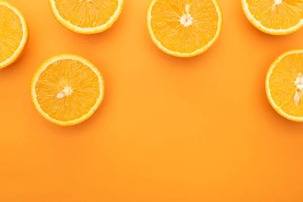 Widok Góry Dojrzałych Soczyste Plasterki Pomarańczy Kolorowe Tło Miejsca Kopiowania — Zdjęcie stockowe