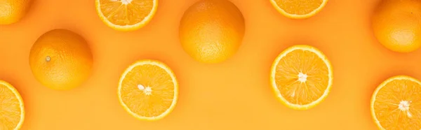 Shora Pohled Zralé Šťavnaté Celé Pomeranče Plátky Barevném Pozadí Panoramatické — Stock fotografie