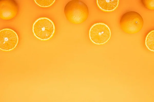 Top View Ripe Juicy Whole Oranges Slices Colorful Background — Stock Photo, Image