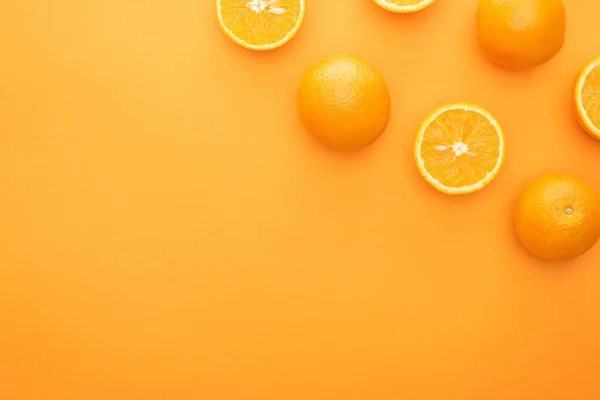 Πάνω Όψη Ώριμα Ζουμερά Ολόκληρα Πορτοκάλια Και Φέτες Πολύχρωμο Φόντο — Φωτογραφία Αρχείου