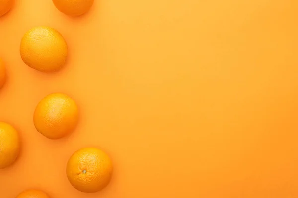 Draufsicht Auf Reife Saftige Ganze Orangen Auf Buntem Hintergrund Mit — Stockfoto