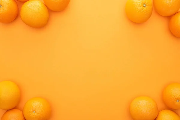 Vue Dessus Des Oranges Entières Juteuses Mûres Sur Fond Coloré — Photo