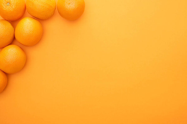верхний вид спелых сочных апельсинов на красочном фоне с копировальным пространством
