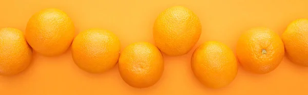 Ovanifrån Mogna Saftiga Hela Apelsiner Färgglada Bakgrund Panorama Skott — Stockfoto