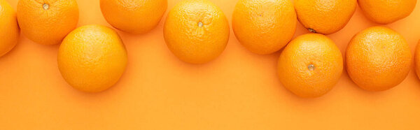верхний вид спелых апельсинов на красочном фоне с копировальным пространством, панорамный снимок
