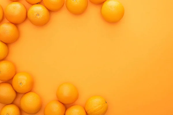 Widok Góry Dojrzałe Soczyste Całe Pomarańcze Kolorowe Tło — Zdjęcie stockowe