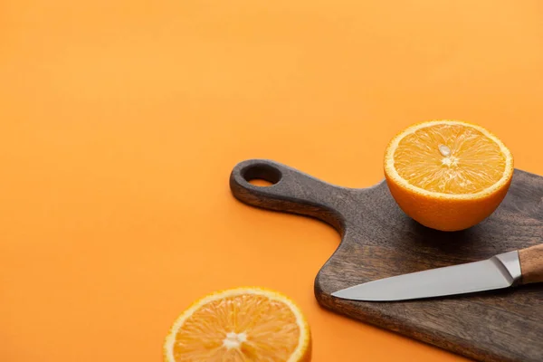 Fresh Juicy Orange Halves Cutting Board Knife Colorful Background — Stock Photo, Image