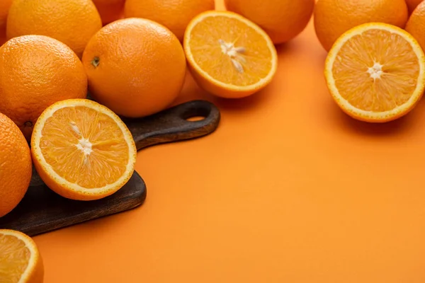 Oranges Juteuses Fraîches Sur Planche Découper Sur Fond Coloré — Photo