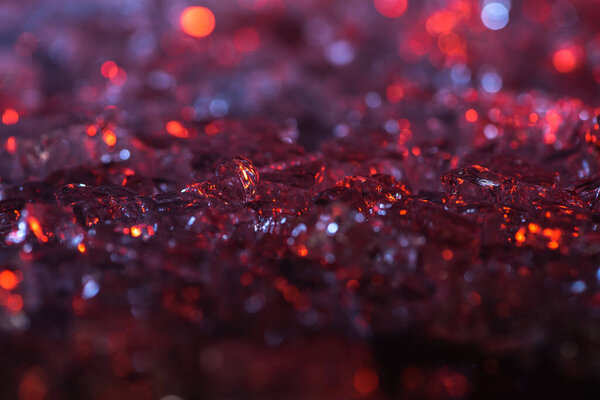 закрыть обзор абстрактного красного и фиолетового кристалла текстурированного фона
