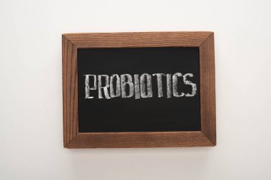 Beyaz arkaplanda probiyotik harfleri olan yazı tahtasının üst görünümü