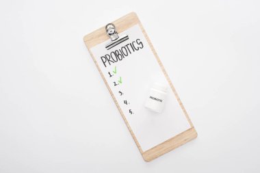 Probiyotik boş listesi ve beyaz arkaplanda hapları olan panonun üst görünümü