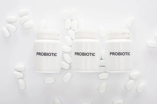 Vista Superior Recipientes Com Letras Probióticas Perto Pílulas Fundo Branco — Fotografia de Stock