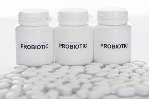 Selektive Fokussierung Probiotischer Behälter Der Nähe Von Pillen Auf Weißem — Stockfoto