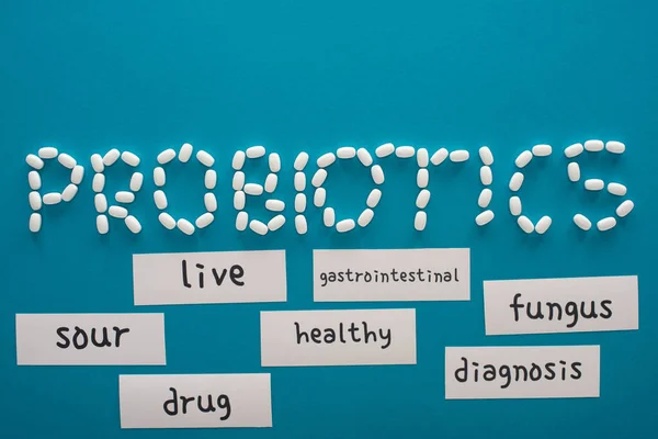 Верхний Вид Букв Пробиотиков Таблеток Рядом Бумажными Карточками Словами Синем — стоковое фото