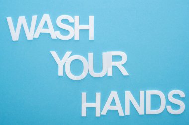 Mavi arkaplanda ellerinizi yıkama görüntüsü