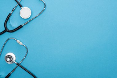 Mavi arkaplanda steteskopların üst görünümü