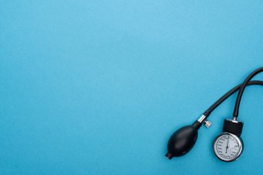 Mavi arkaplandaki sfenometrenin üst görünümü