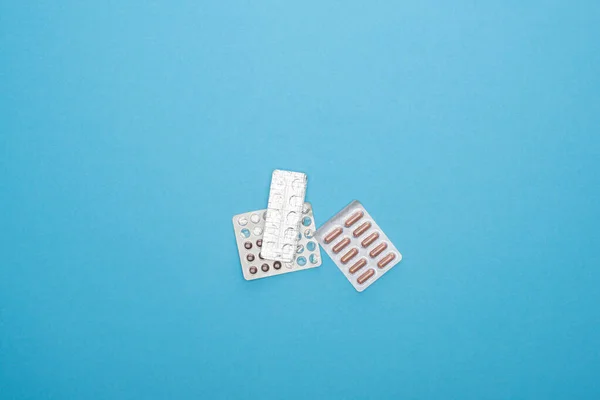 Ansicht Von Pillen Blisterverpackungen Auf Blauem Hintergrund — Stockfoto