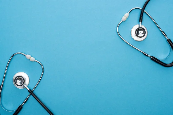 Top View Stethoscopes Blue Background — Stock Photo, Image