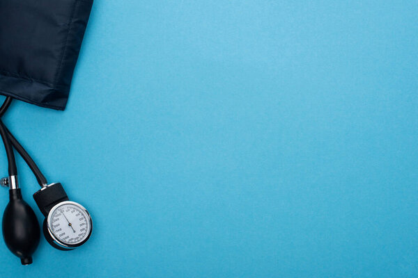 вид сверху на сфигмоманометр на голубом фоне
