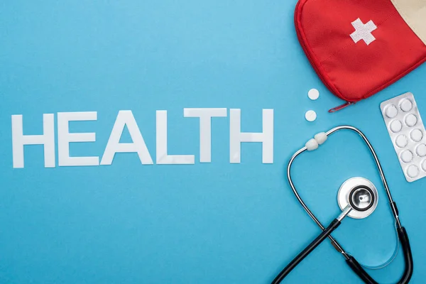 Widok Góry Stetoskop Tabletki Blistrze Apteczka Napis Zdrowia Niebieskim Tle — Zdjęcie stockowe