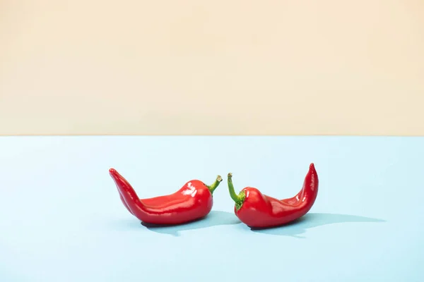 Čerstvé Červené Chilli Papričky Modrém Povrchu Izolované Béžové — Stock fotografie