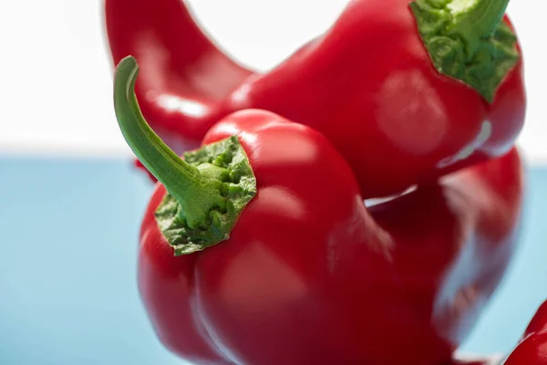 Närbild Färska Röda Chilipeppar Blå Yta Vit Bakgrund — Stockfoto