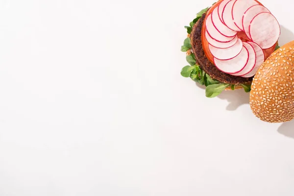 Bovenaanzicht Van Heerlijke Veganistische Hamburger Met Radijs Witte Achtergrond — Stockfoto