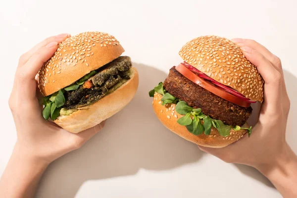 Vista Ritagliata Donna Possesso Deliziosi Hamburger Vegan Sfondo Bianco — Foto Stock