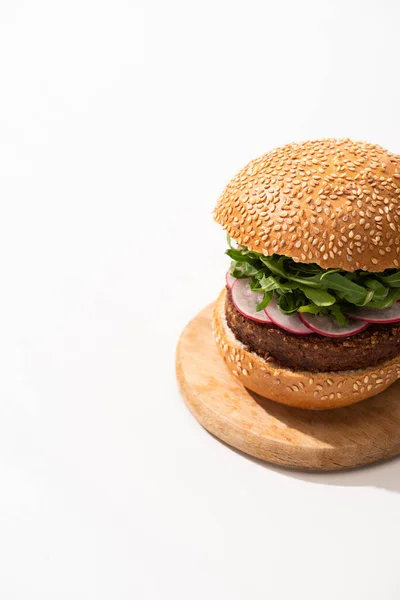 Deliciosa Hamburguesa Vegana Con Rábano Rúcula Sobre Tabla Madera Sobre —  Fotos de Stock