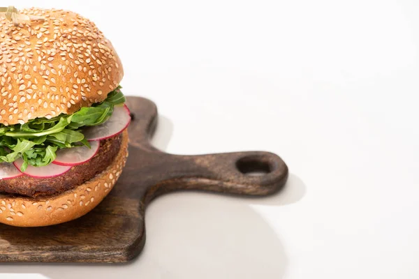 Delicioso Hambúrguer Vegan Com Rabanete Rúcula Tábua Madeira Fundo Branco — Fotografia de Stock