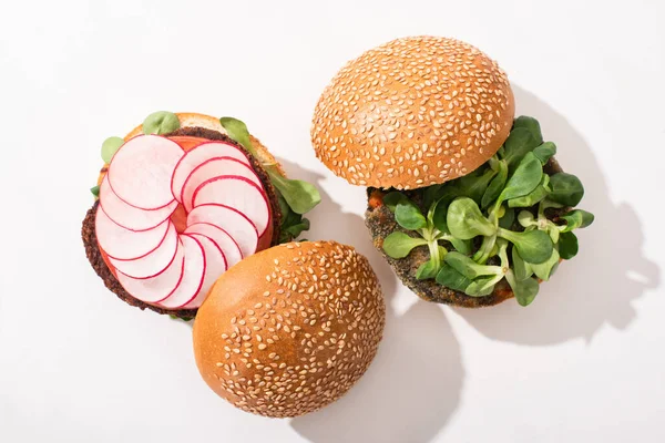 Vista Superior Hambúrgueres Vegan Com Microgreens Rabanete Fundo Branco — Fotografia de Stock