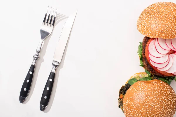 Vrchní Pohled Veganské Burgery Mikrozelení Ředkvička Blízkosti Příbory Bílém Pozadí — Stock fotografie