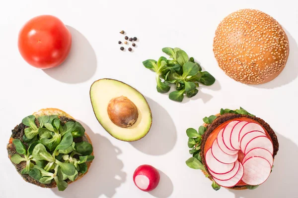 Vista Superior Hambúrgueres Vegan Com Ingredientes Sobre Fundo Branco — Fotografia de Stock