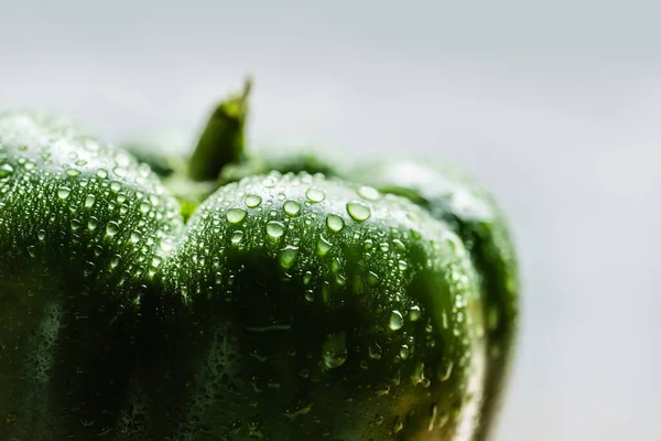 Vista Perto Pimentão Verde Maduro Fresco Com Gotas Água — Fotografia de Stock