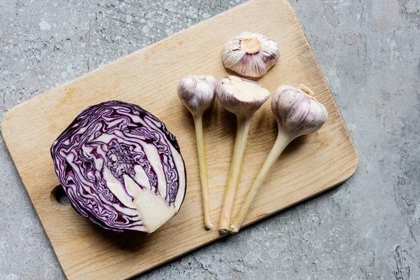 Top View Red Cabbage Garlic Wooden Cutting Board Grey Concrete — Stock Photo, Image