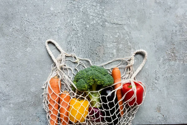 Top View Fresh Ripe Vegetables String Bag Grey Concrete Surface — Stock Photo, Image