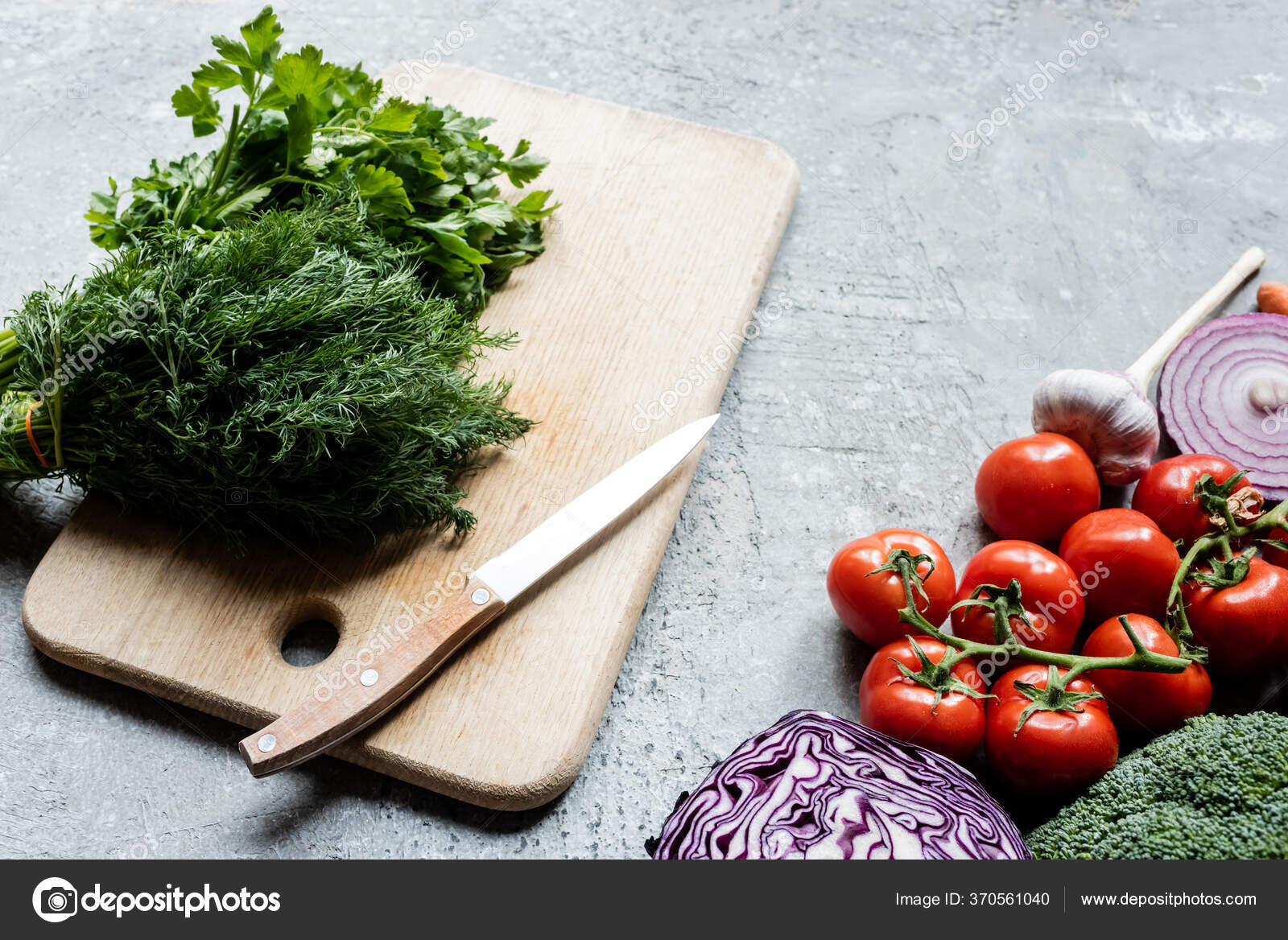 Légumes Mûrs Frais Colorés Près Planche Découper Avec Couteau Sur image
