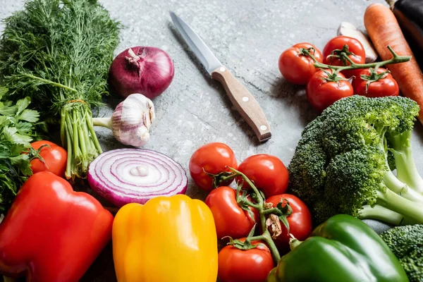 Färgrika Färska Mogna Grönsaker Med Kniv Grå Betongyta — Stockfoto