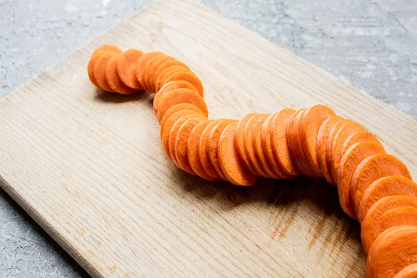 Verse Rijpe Wortelschijfjes Houten Snijplank Betonnen Ondergrond — Stockfoto