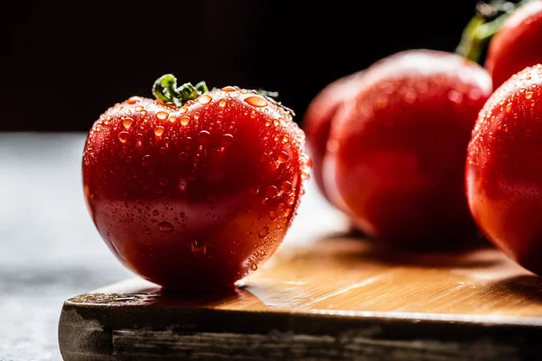 Enfoque Selectivo Tomate Rojo Maduro Fresco Con Gotas Agua Tablero — Foto de Stock