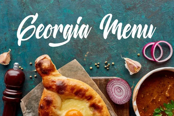 Top view of soup kharcho and adjarian khachapuri on textured green background, Georgia menu illustration — Stock Image Top View Soup Kharcho Adjarian Khachapuri Textured Green Background Georgia Stock Picture