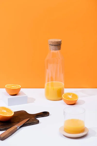 Φρέσκος Χυμός Πορτοκαλιού Ποτήρι Και Μπουκάλι Κοντά Κομμένα Φρούτα Ξύλινη — Φωτογραφία Αρχείου