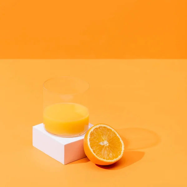 Zumo Naranja Fresco Vaso Cerca Mitad Del Cubo Naranja Blanco — Foto de Stock