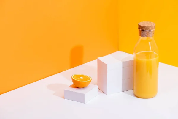 Zumo Naranja Fresco Botella Vidrio Cerca Naranja Madura Superficie Blanca — Foto de Stock