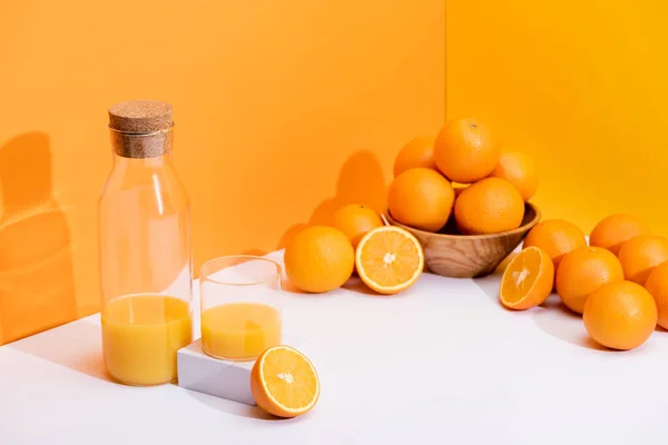 Zumo Naranja Fresco Vaso Botella Cerca Naranjas Maduras Tazón Sobre — Foto de Stock