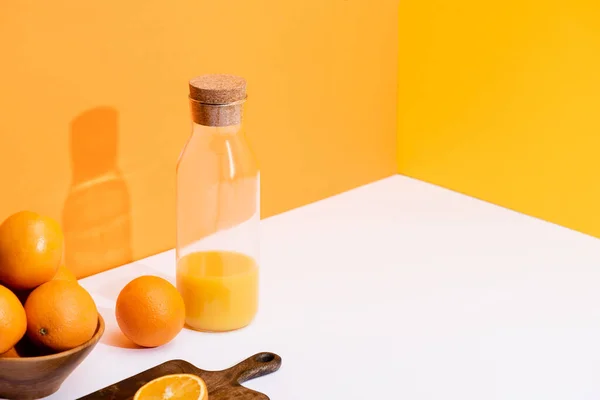 Φρέσκος Χυμός Πορτοκαλιού Γυάλινο Μπουκάλι Κοντά Ώριμα Πορτοκάλια Μπολ Και — Φωτογραφία Αρχείου