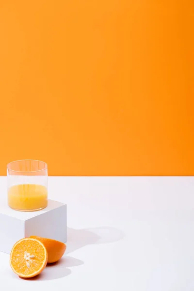Świeży Sok Pomarańczowy Szkle Pobliżu Dojrzałych Pomarańczy Białej Powierzchni Odizolowany — Zdjęcie stockowe