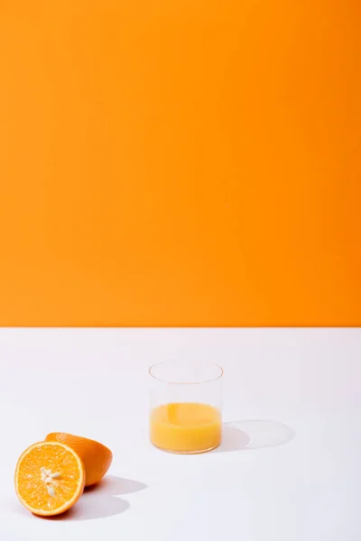 Fresh Orange Juice Glass Ripe Oranges White Surface Isolated Orange — Stock Photo, Image